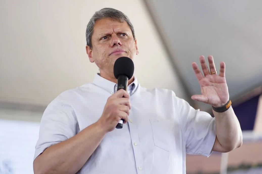 Com “40 anos em quatro”, Tarcísio defende enxugar ministérios