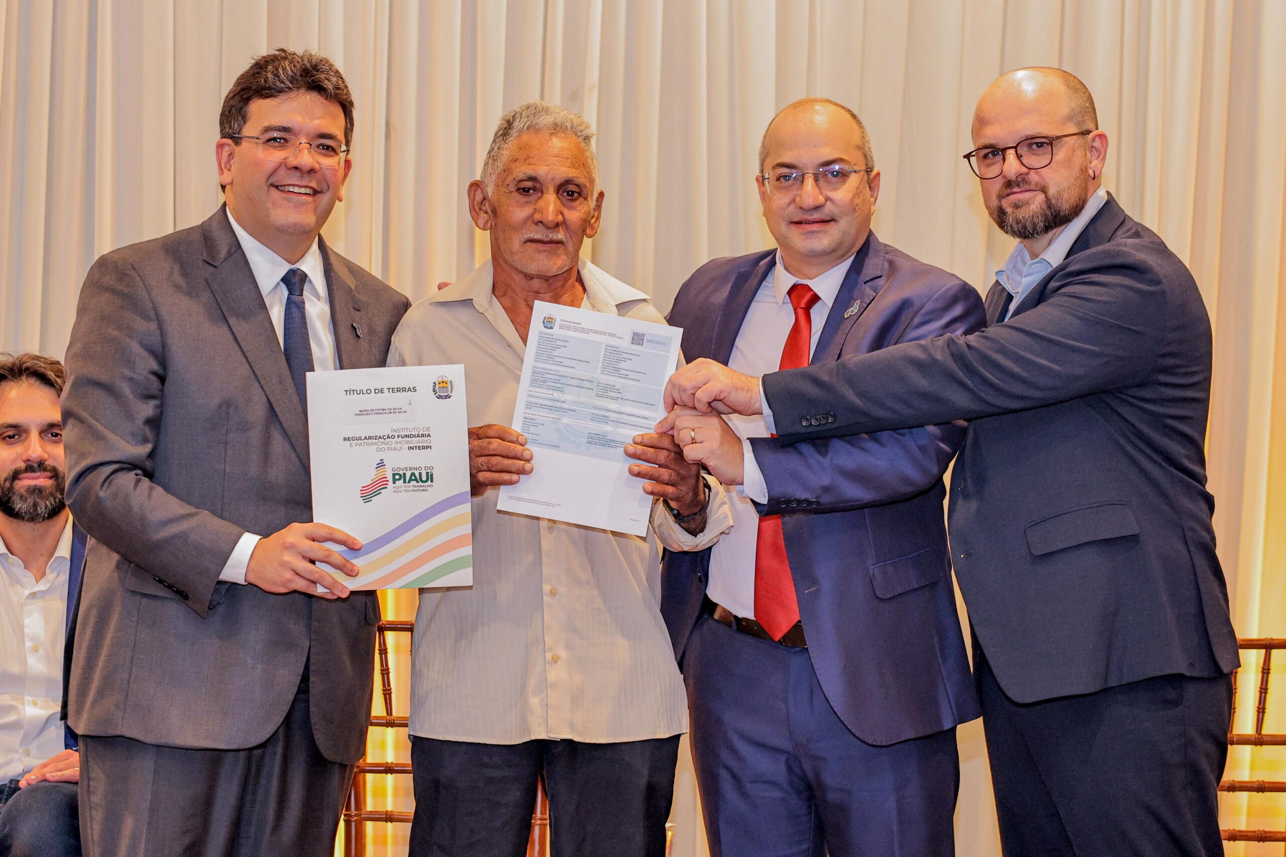 Governador entrega 131 novos títulos de terra e celebra marca de 100 mil concessões