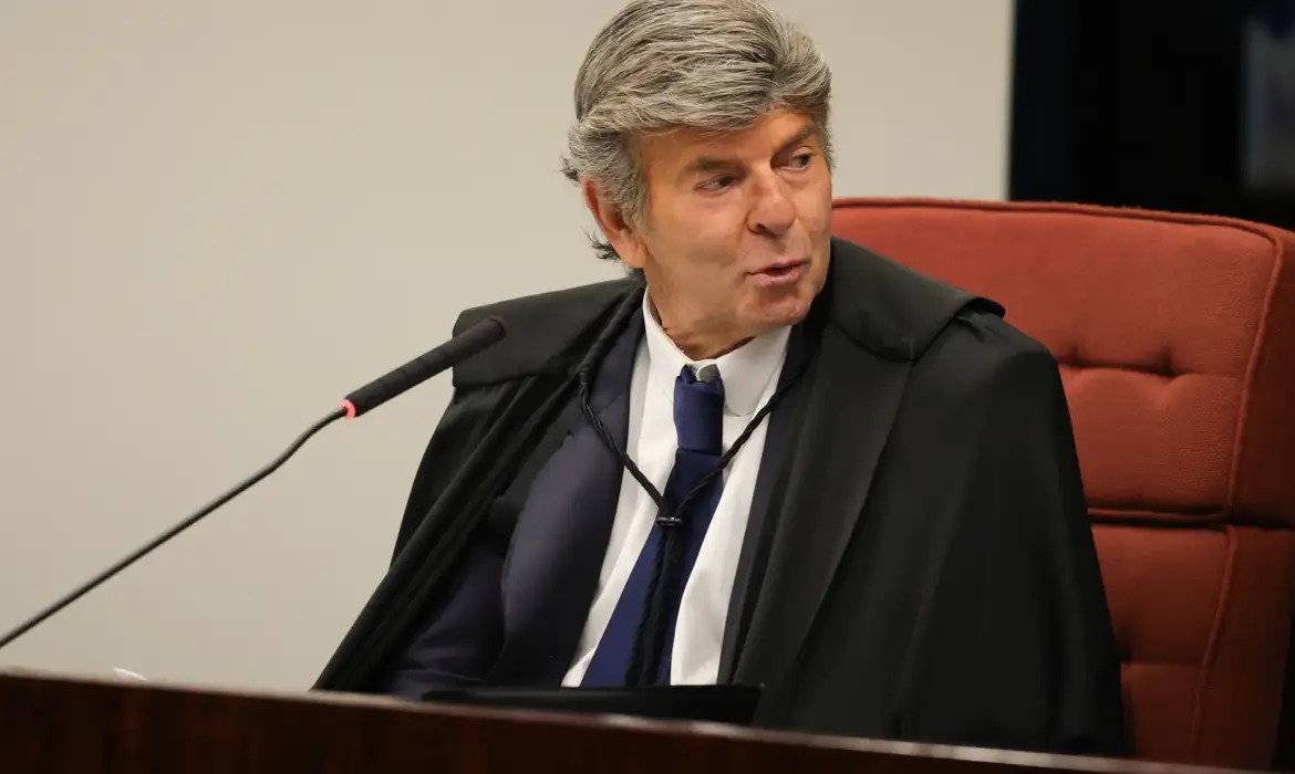 Após 14 h, Fux vota para absolver Bolsonaro e condenar Cid e Braga Netto