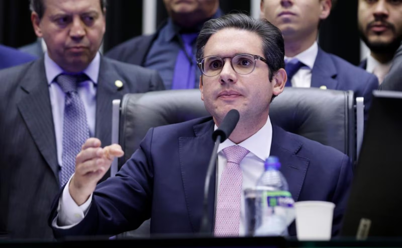 Hugo Mota confirma a líderes que vai pautar anistia