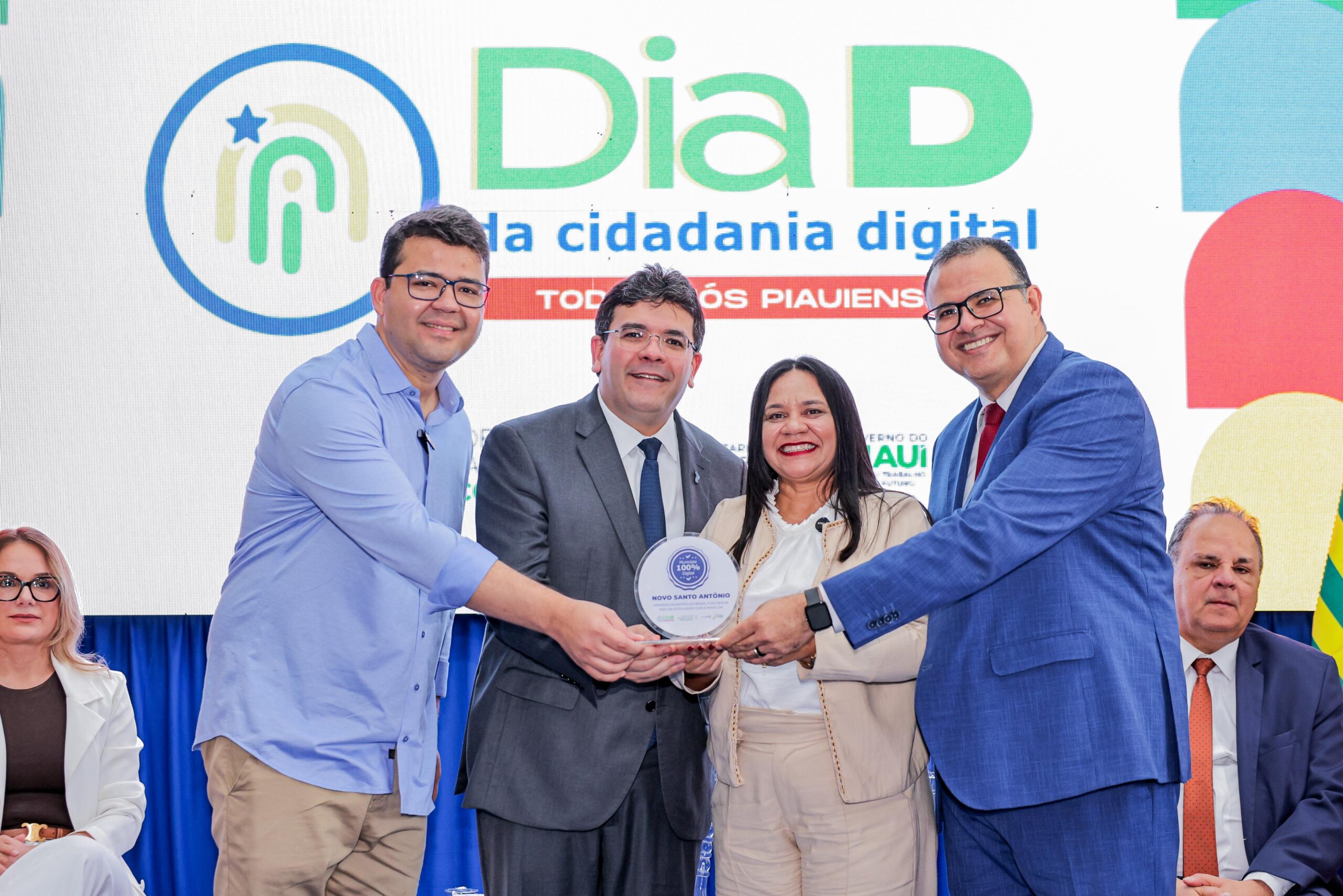 Governador entrega selo a Novo Santo Antônio com 100% da população com nova RG