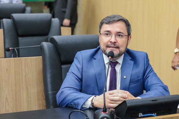 Deputado Fábio Novo destaca escola de tempo integral em Bom Jesus