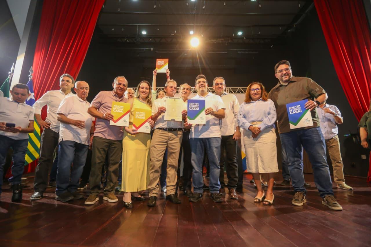 Governador entrega 80 registros de imóveis a famílias em Oeiras pelo programa Casa Legal
