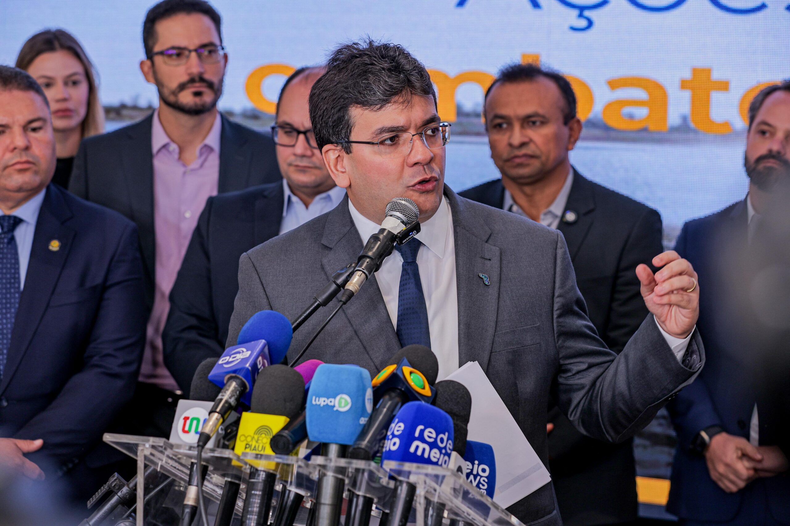 Governador participa da entrega de 30 retroescavadeiras do Promaq nesta segunda (6)