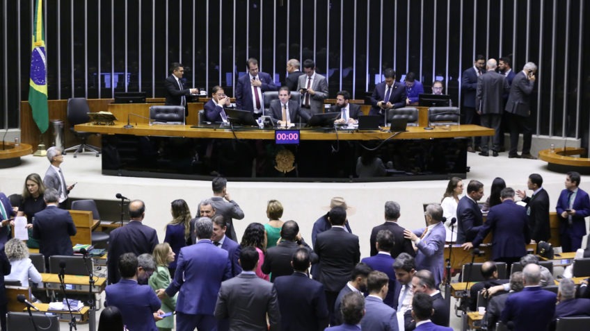 Em derrota para governo, Câmara retira de pauta MP que renderia R$ 17 bi