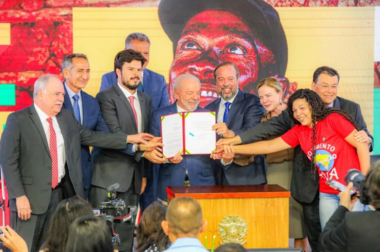 Nova lei garante energia gratuita a famílias inscritas no CadÚnico, veja tem direito