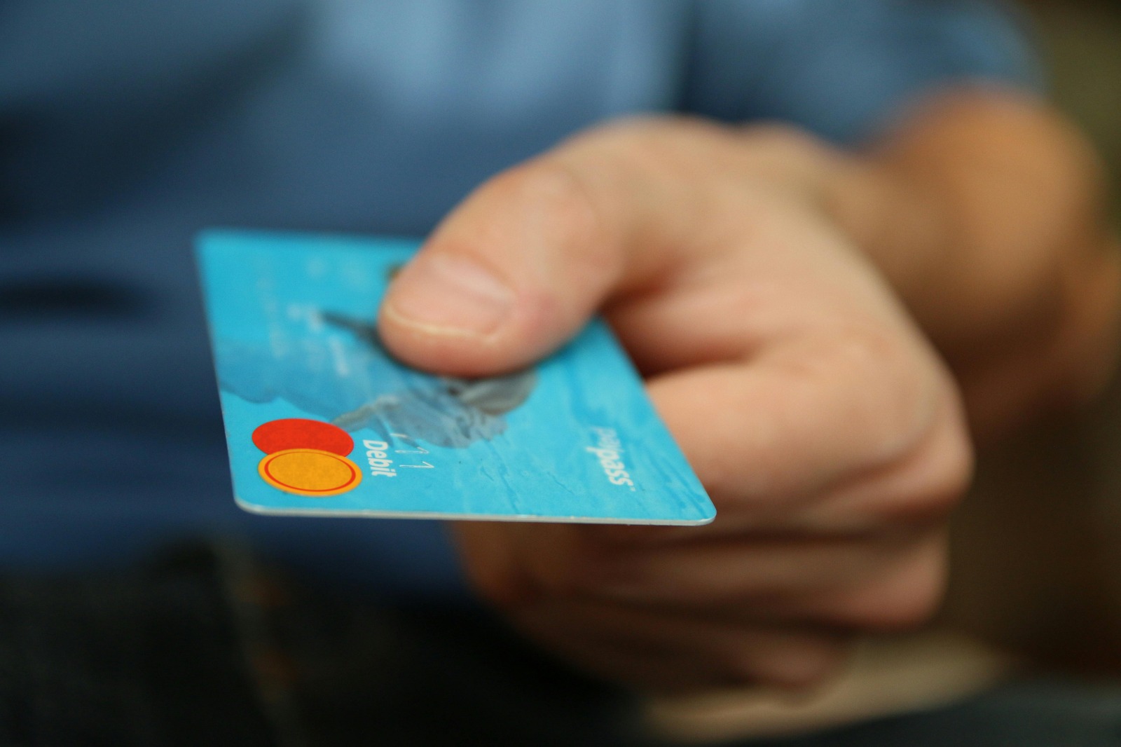Compras por impulso: prazer imediato que pesa no bolso dos brasileiros