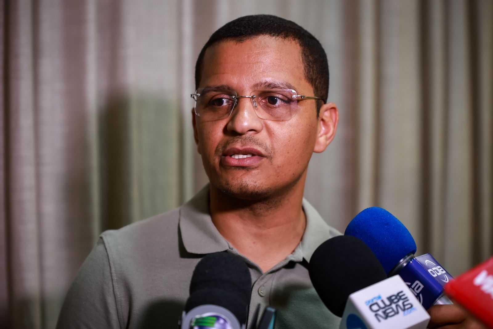 Ismael Silva diz que suspensão de compra de livros não afetará aulas em Teresina