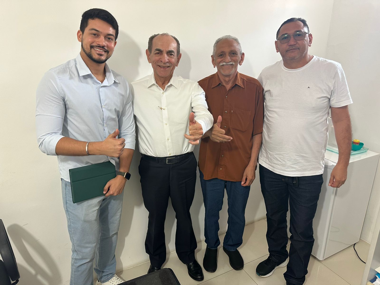 Prefeito de Olho D'Água do Piauí se reúne com Senador Marcelo Castro para tratar de investimentos para o município