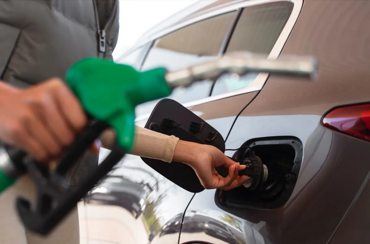 Redução no preço da gasolina a distribuidoras passa a valer hoje (21); entenda