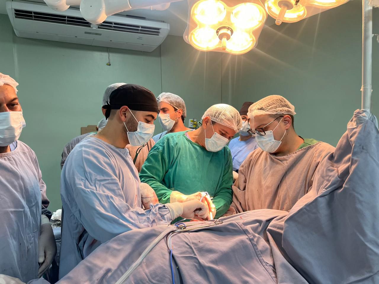 Primeira cirurgia de prótese reversa de ombro na rede estadual é realizada no Hospital da PM
