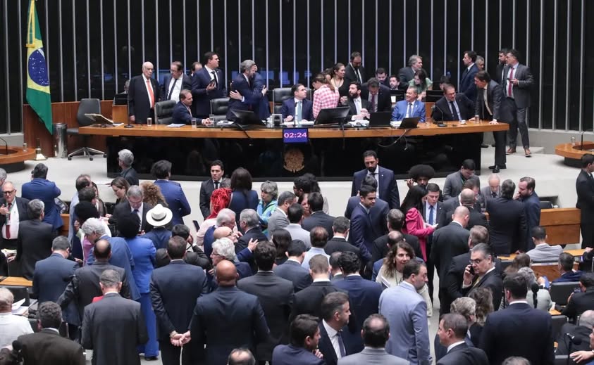 Em noite decisiva, Câmara mantém mandato de Zambelli e suspende Glauber