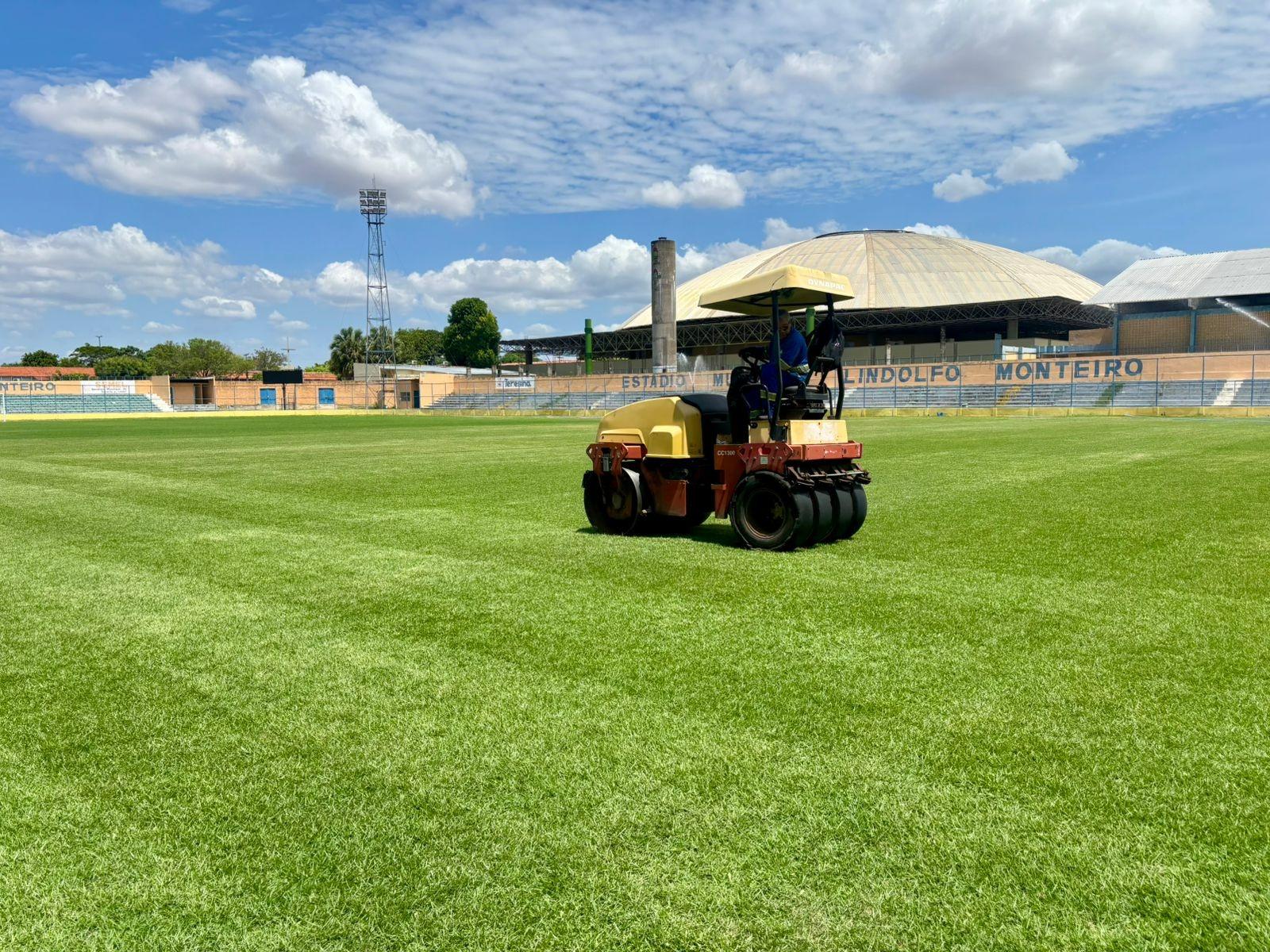 Estádio Lindolfo Monteiro avança para a etapa de nivelamento do gramado na revitalização