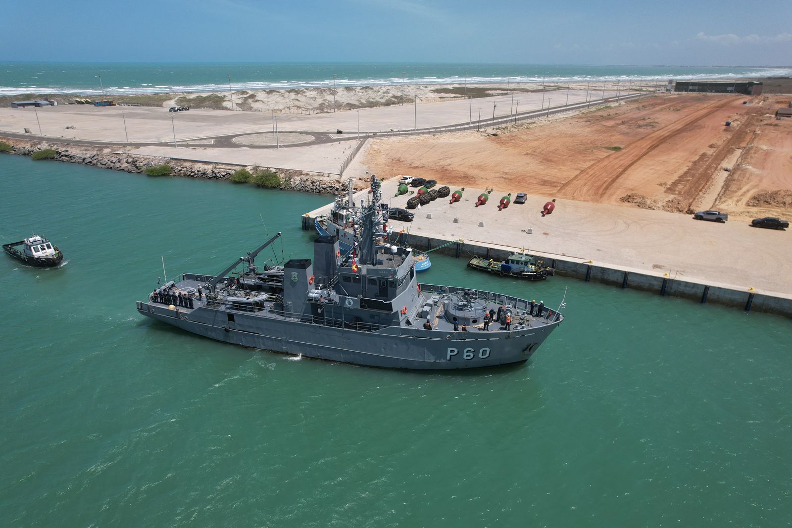 Navio-patrulha Bracuí atraca no cais da Companhia Porto Piauí e terá visitação gratuita sábado (13) e domingo (14)