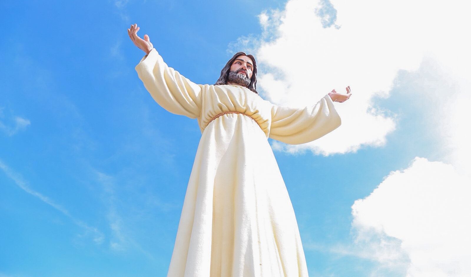 Prefeito de Milton Brandão agradece a Ciro Nogueira ao entregar obra com imagem de Jesus Cristo