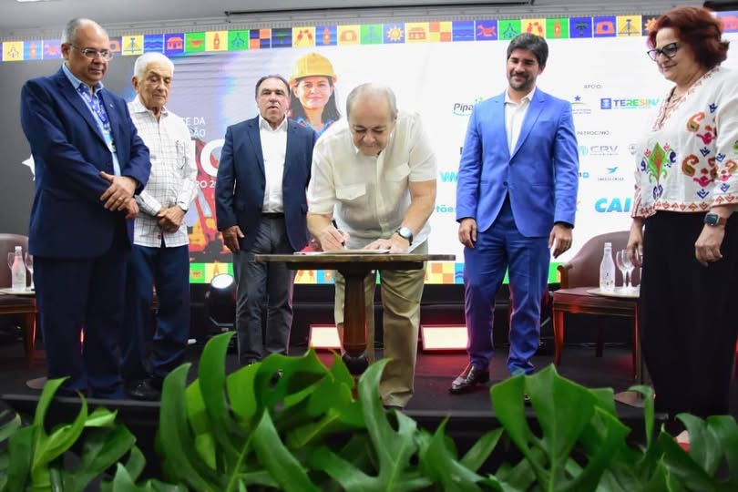 Silvio Mendes assina contrato com a Caixa Econômica Federal para a construção de unidades habitacionais