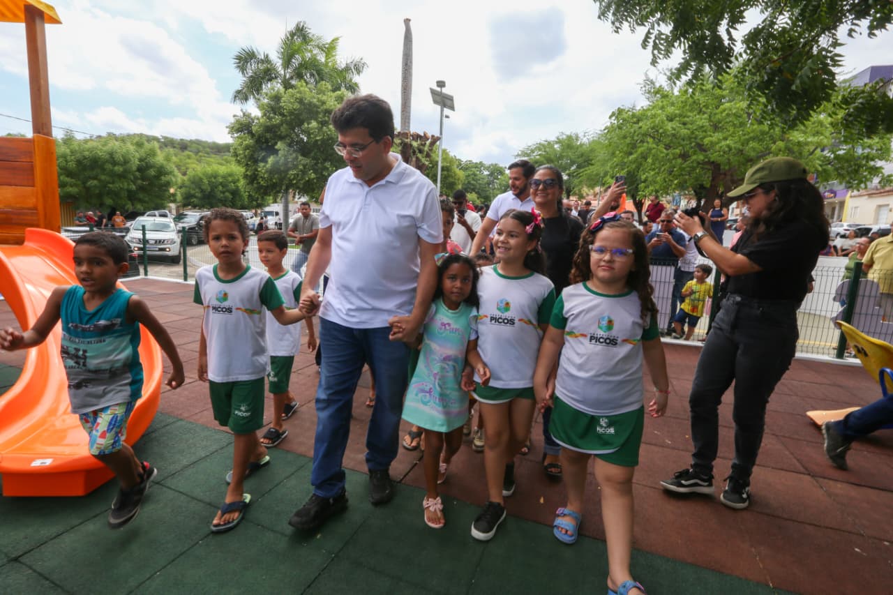 Picos ganha brinquedopraça e governador  reafirma meta de revitalizar 100 praças no Piauí até 2026
