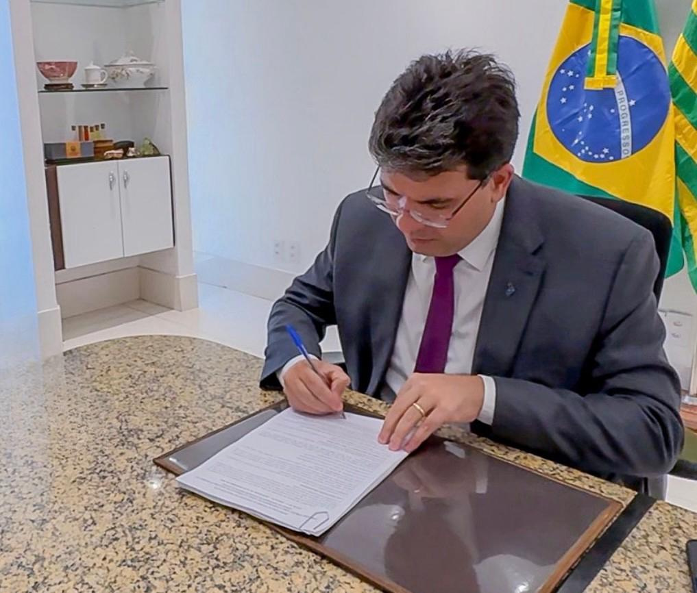 Governo do Piauí lança edital de concurso com 4 mil vagas para professor com inscrições dia(22)