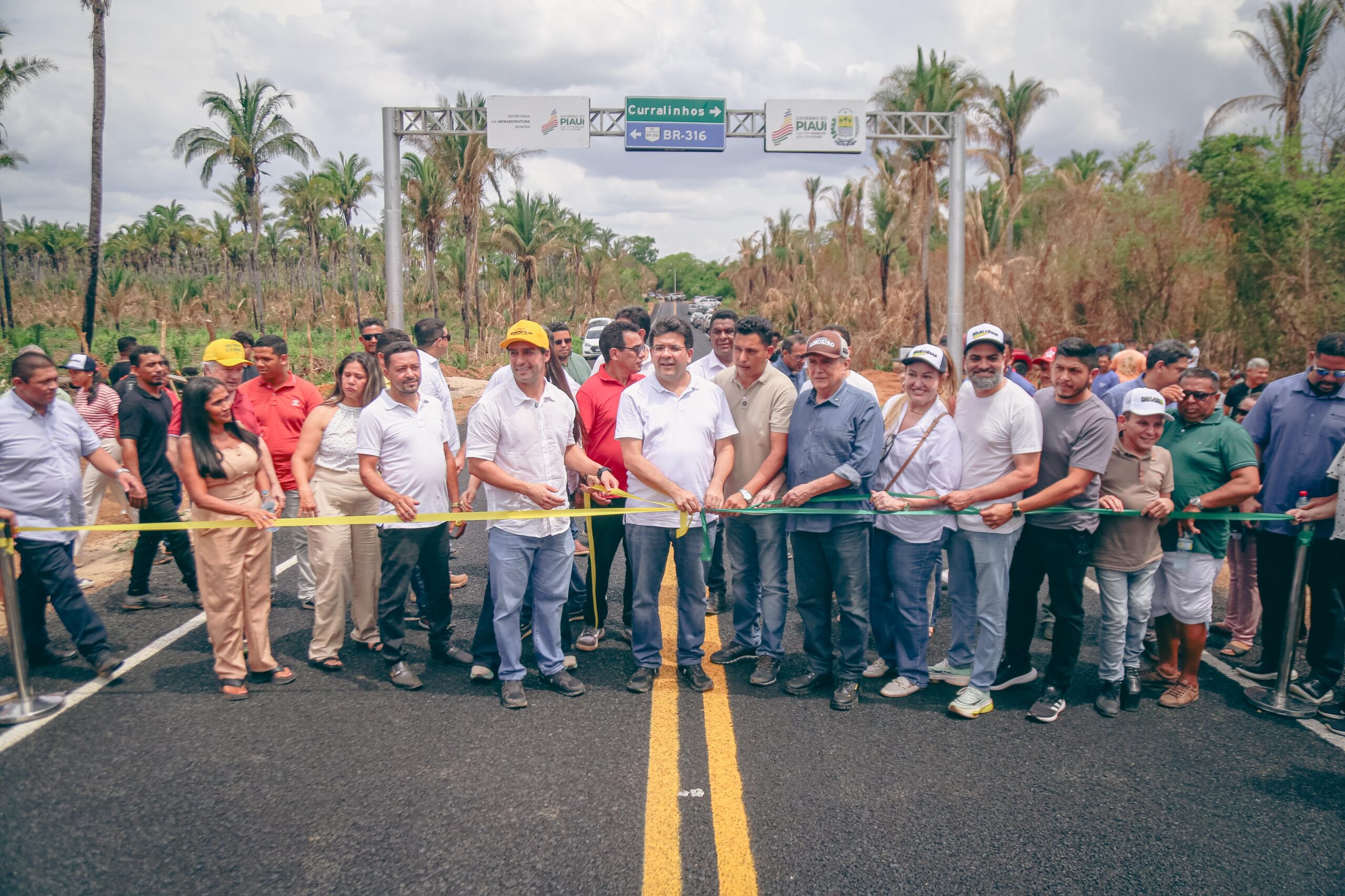 Governo do Piauí inaugura escola e rodovias que encurta distância entre Nazária, Curralinhos e Teresina
