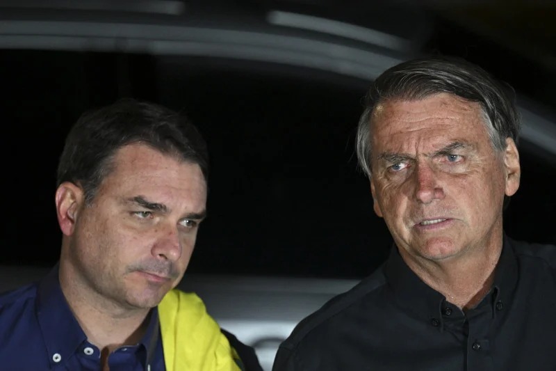 Bolsonaro confirma pré-candidatura de Flávio em carta antes de cirurgia