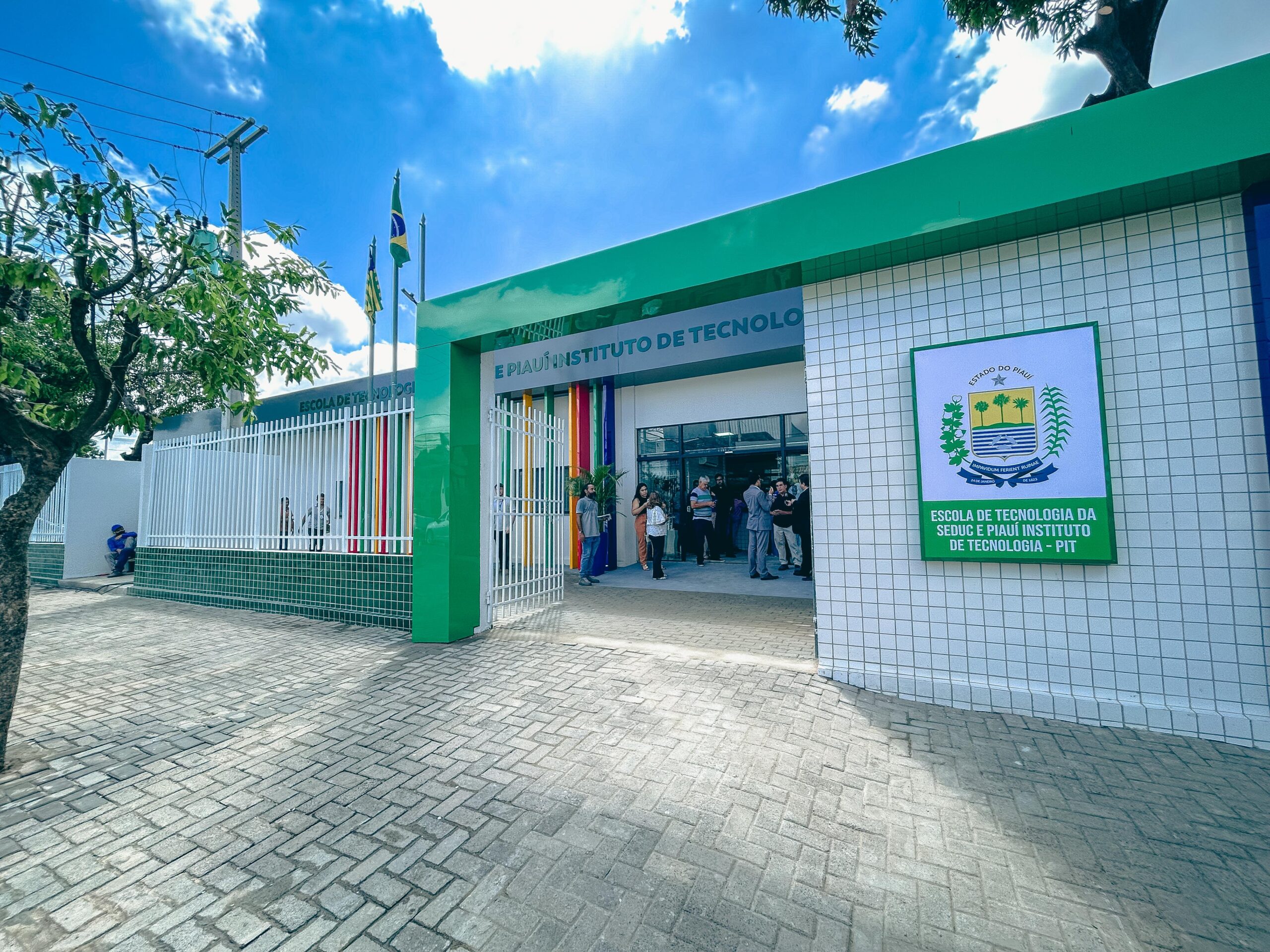 Governador inaugura Escola de Tecnologia em Teresina que vai beneficiar quase 3 mil estudantes com cursos na área digital