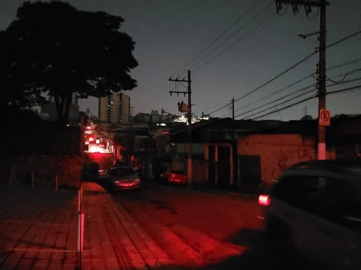 Bairro Dirceu, na zona sudeste de Teresina, estão sem energia elétrica desde a noite deste domingo (28)