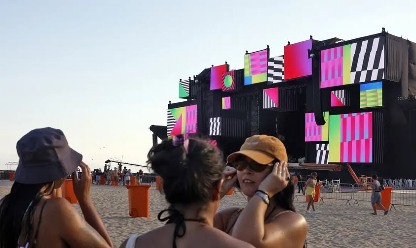 Praia de Copacabana já vive clima de expectativa para a festa da virada