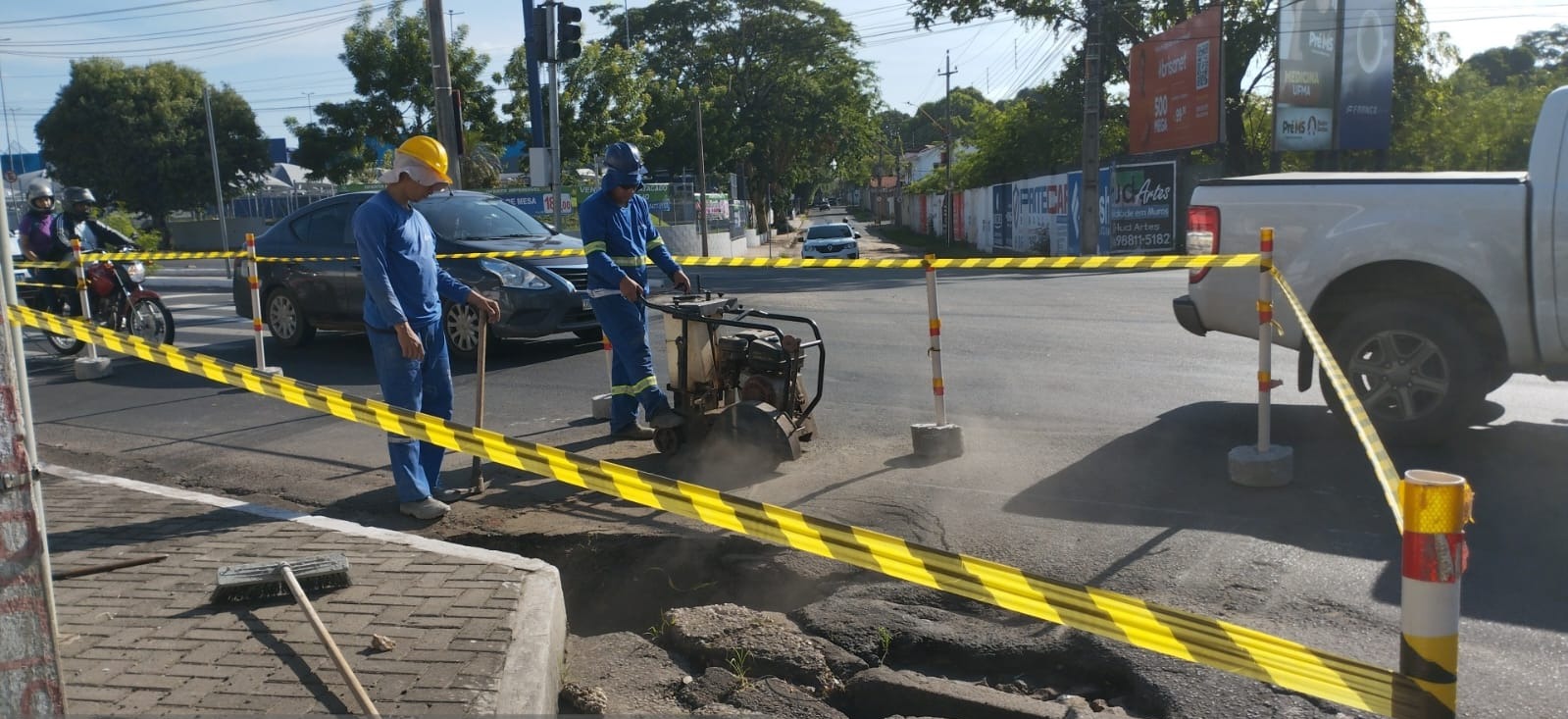 Prefeitura executa reposição da base asfáltica na Av. Presidente Kennedy