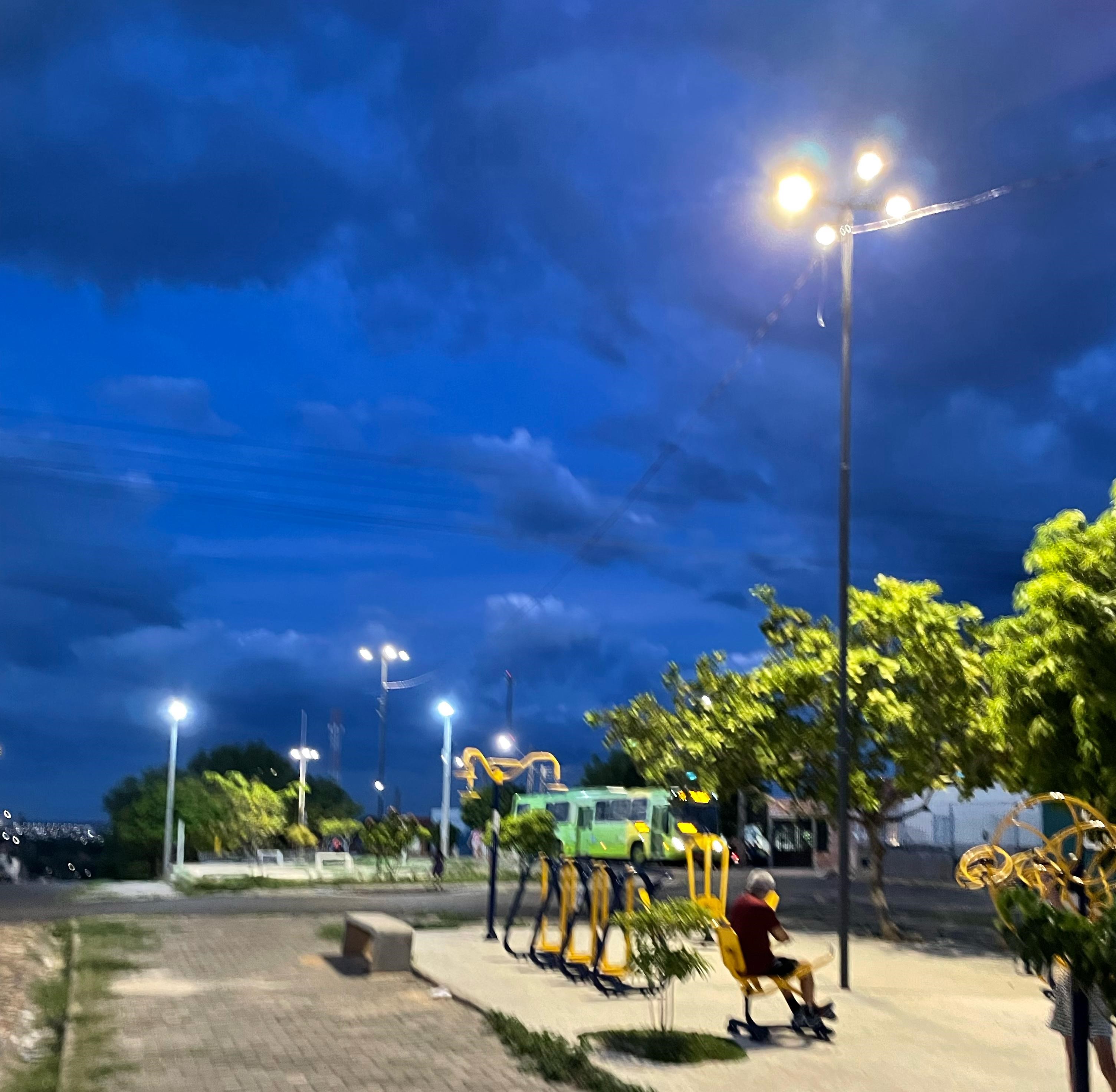 Prefeitura de Teresina instala iluminação pública em praça e quadra de areia do Novo Bela Vista III
