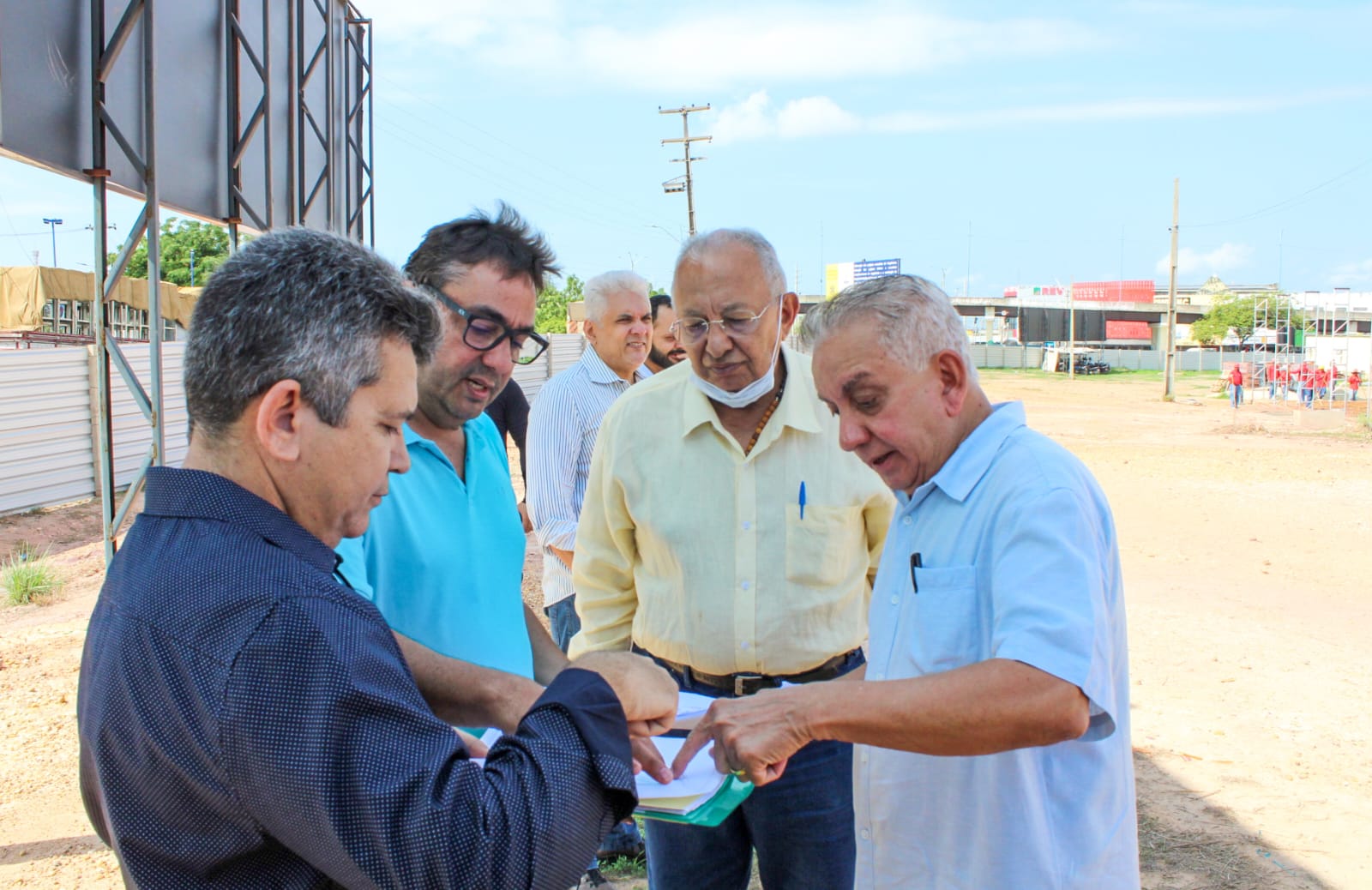 Dr. Pessoa vistoria obras do Hospital da Mulher de Teresina