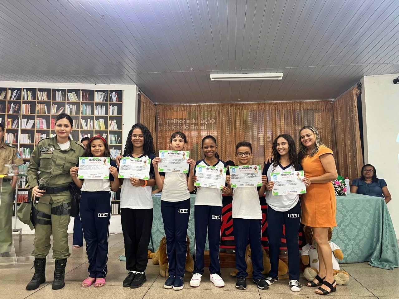 180 crianças da Rede Municipal recebem certificados de conclusão do PROERD