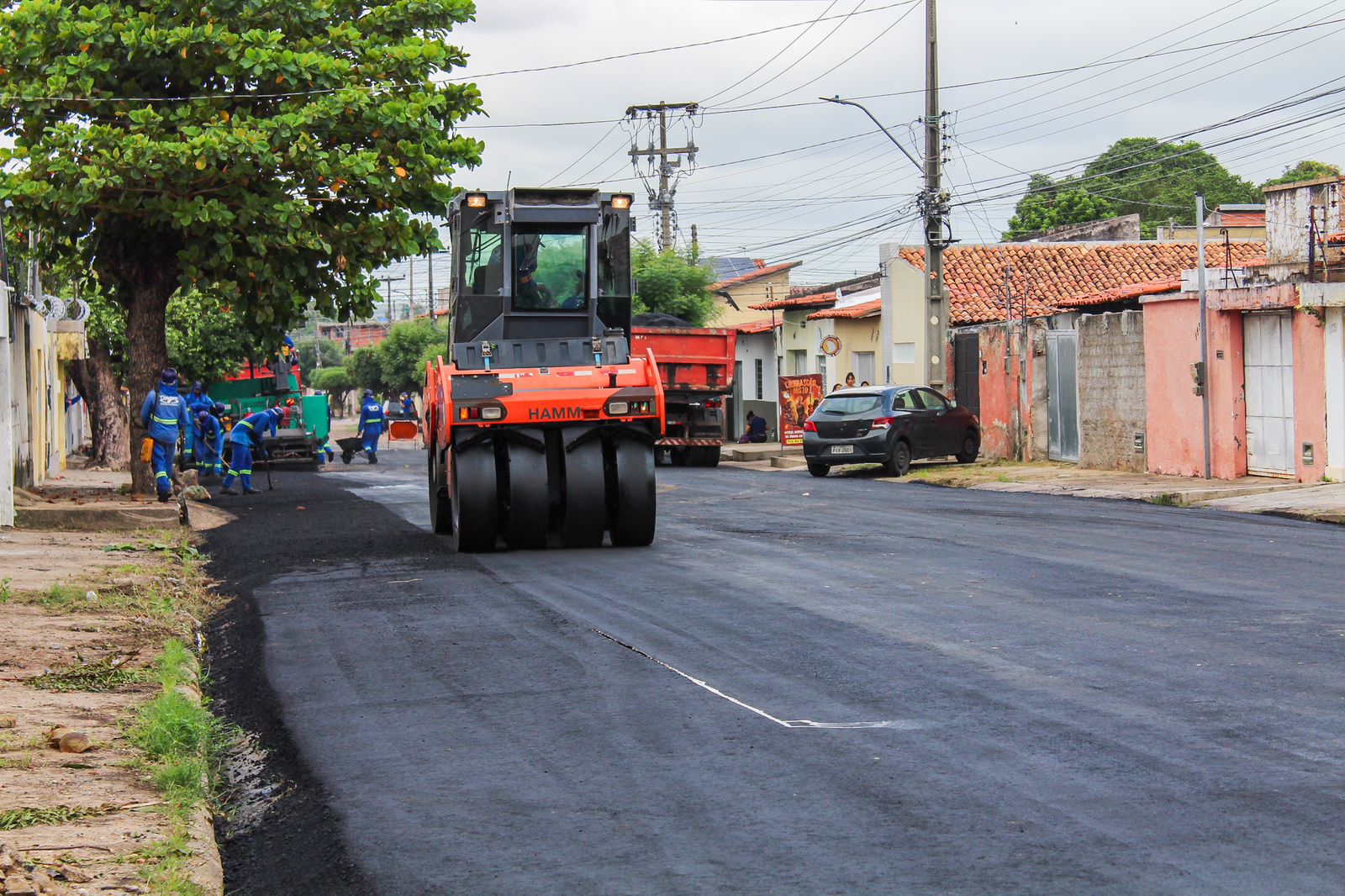 Prefeito Dr. Pessoa vistoria obras de pavimentação asfáltica no bairro Pirajá