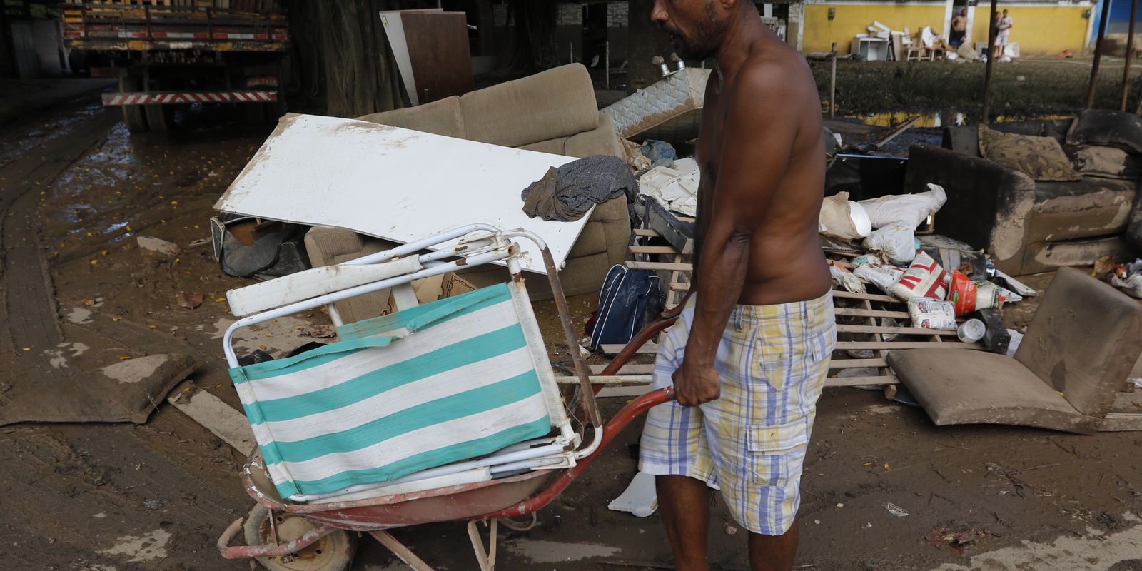 Em Belford Roxo, moradores tiveram as casas completamente inundadas