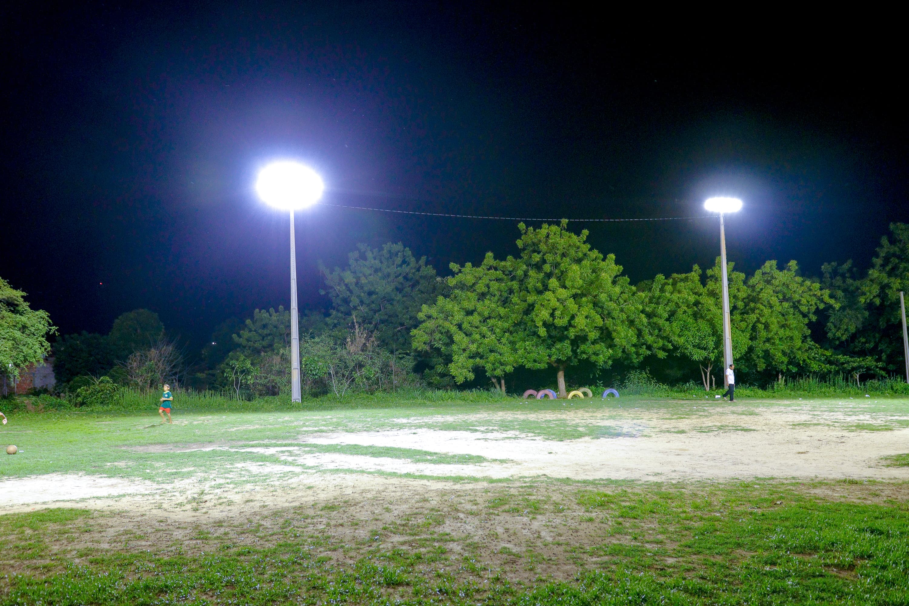 Dr. Pessoa inaugura iluminação de campo de futebol e academia popular no Samapi