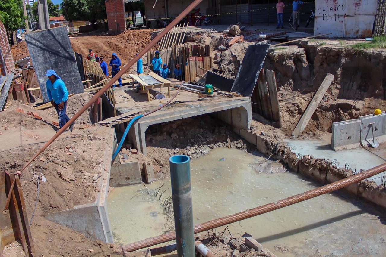Dr. Pessoa vistoria obra de construção da galeria da zona Leste de Teresina