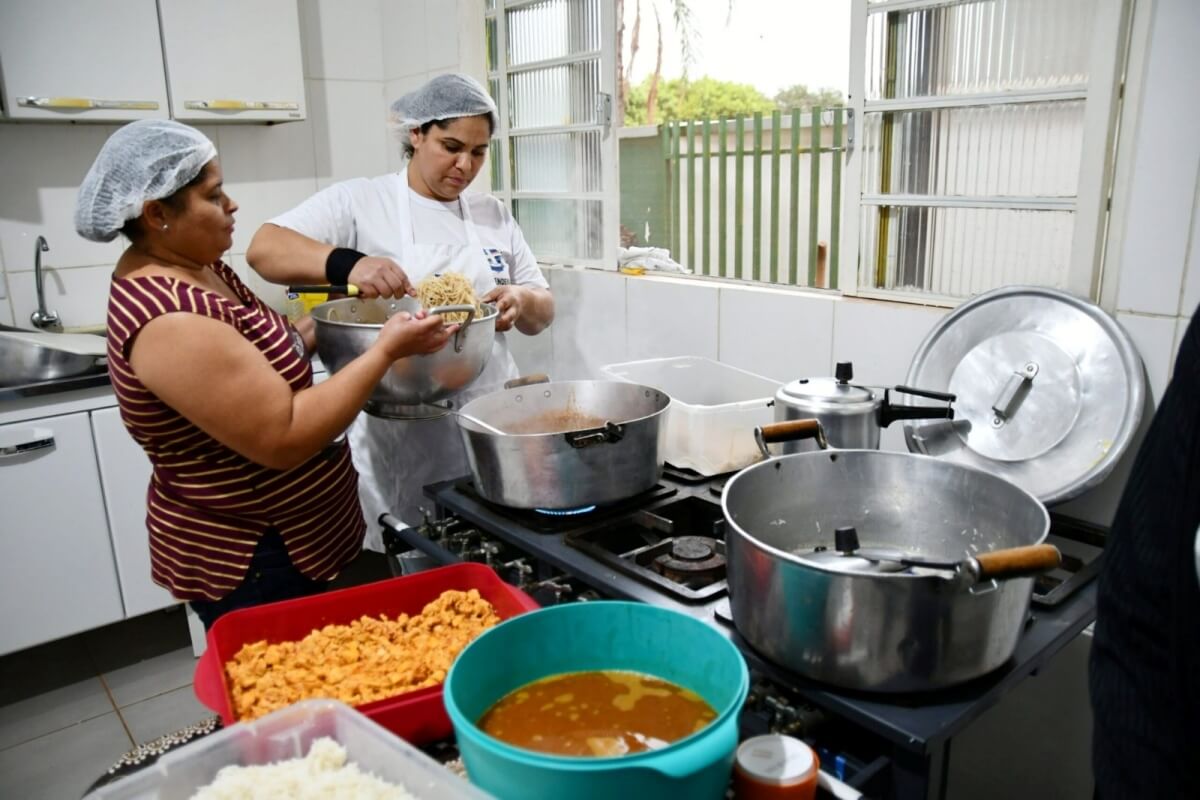 Manipuladores de alimentos das unidades municipais de ensino de Teresina terão capacitação