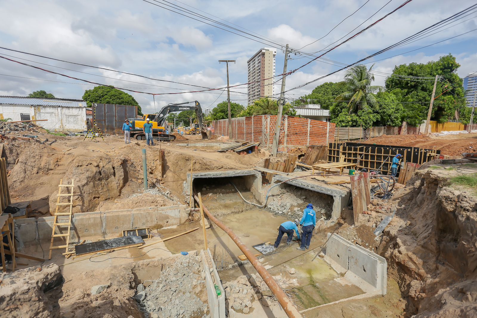 Dr. Pessoa visita obra da construção da galeria da zona Leste