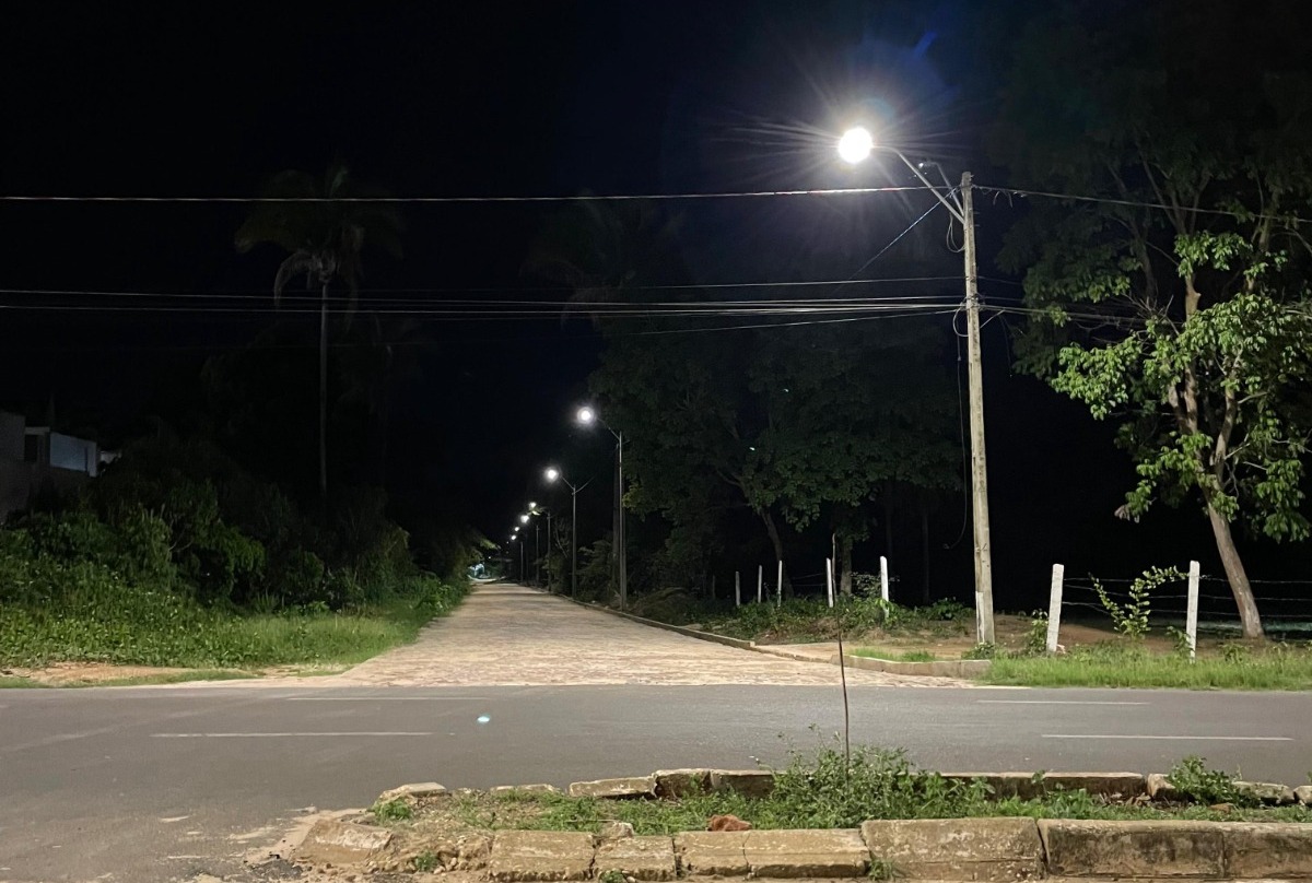 Prefeitura amplia iluminação pública no bairro Morros e contempla ruas pavimentadas recentemente
