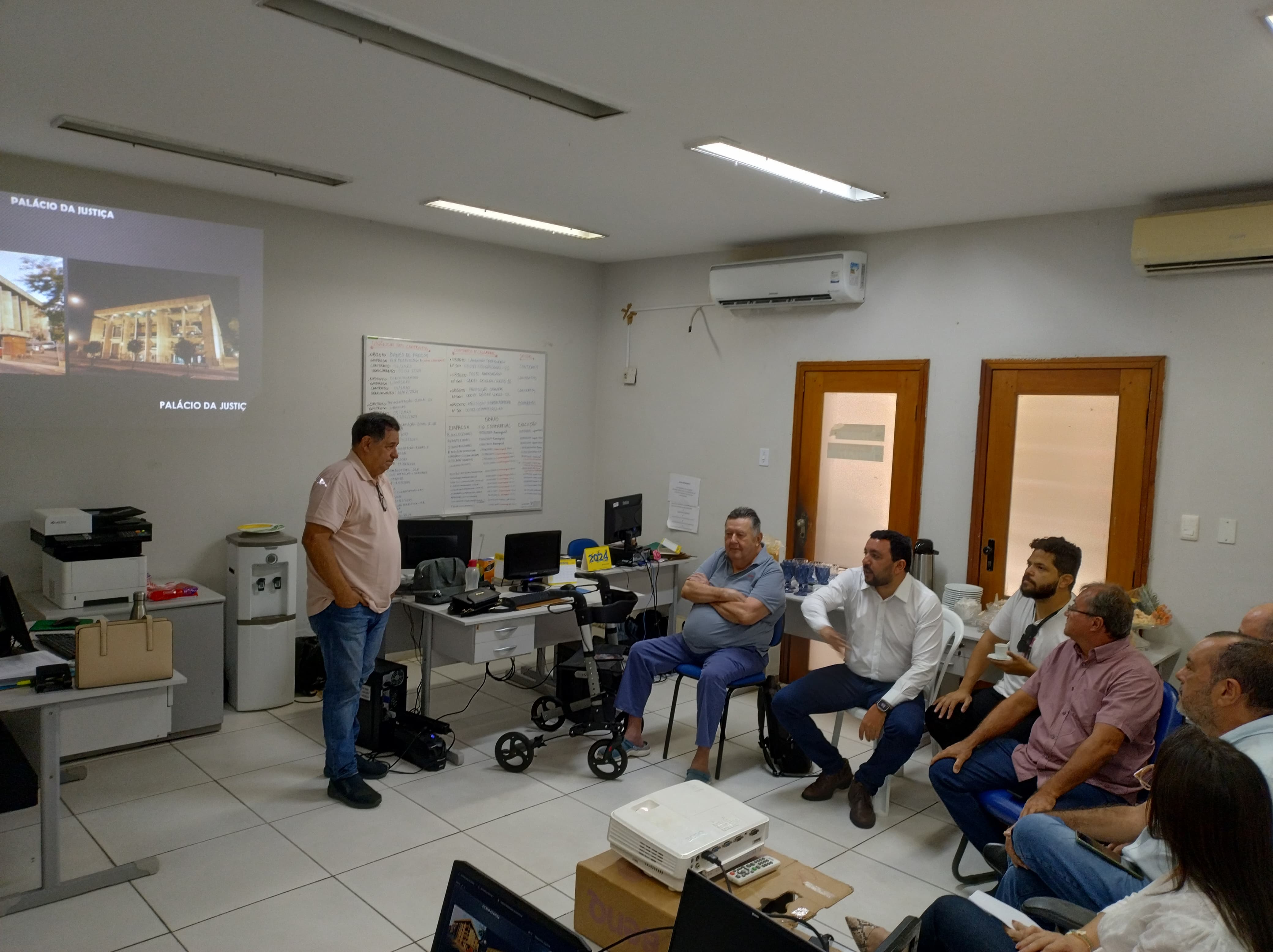 Prefeitura se reúne com técnicos do TJ para discutir revitalização de praça e avenida em Teresina