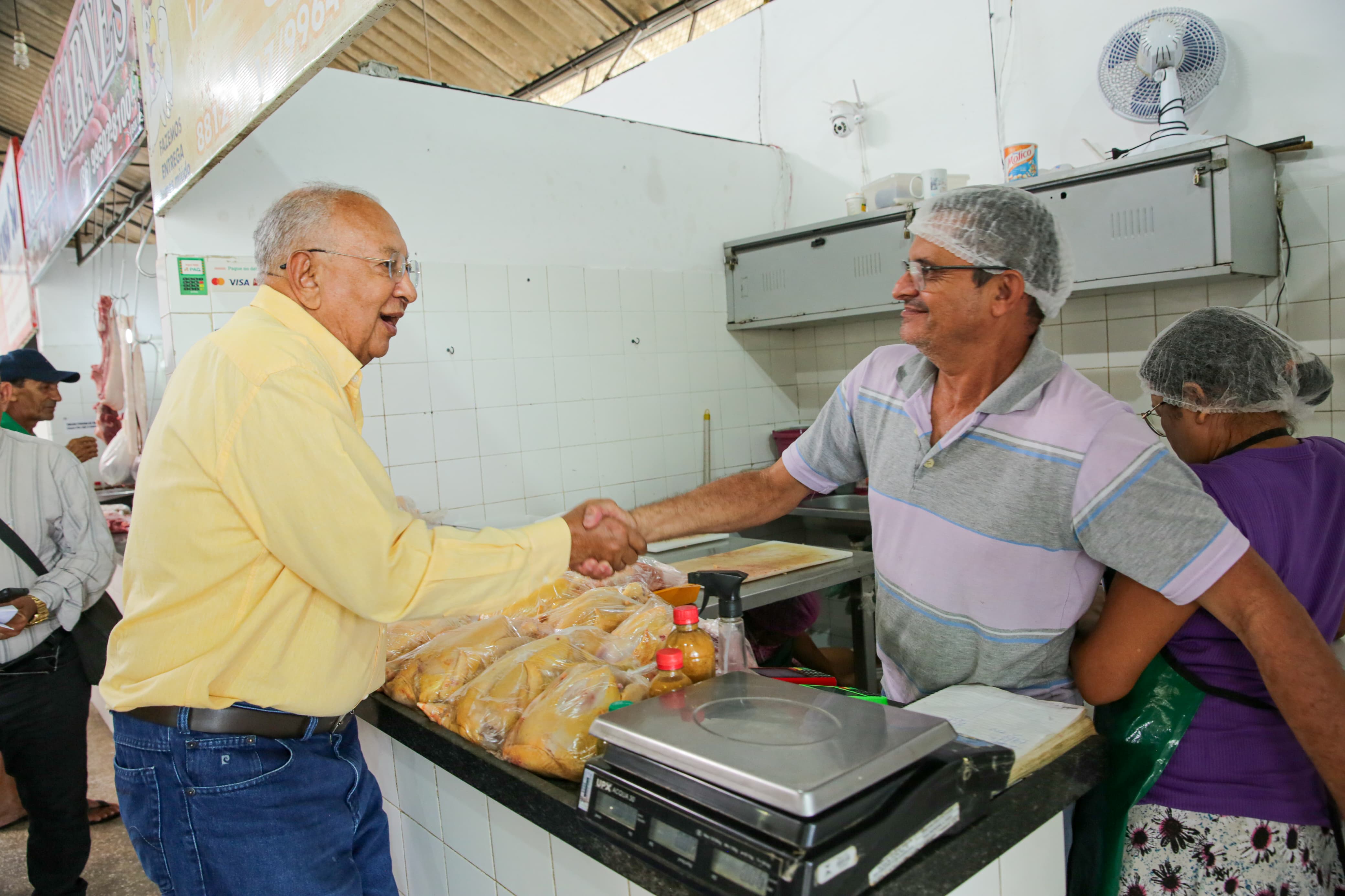 Dr. Pessoa entrega reforma do Mercado da Vermelha
