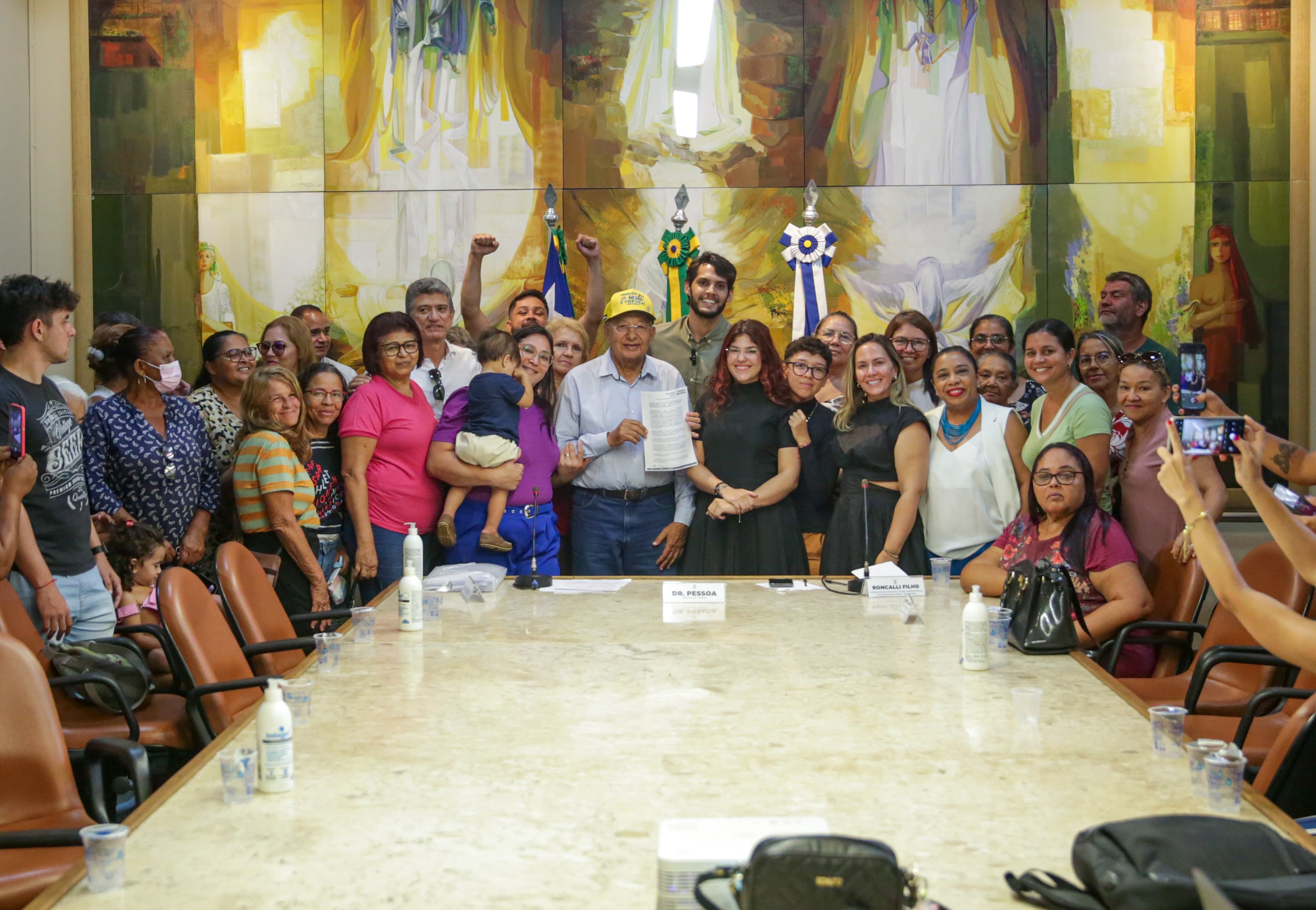 Dr. Pessoa entrega permissão aos feirantes de livros da Praça do Fripisa
