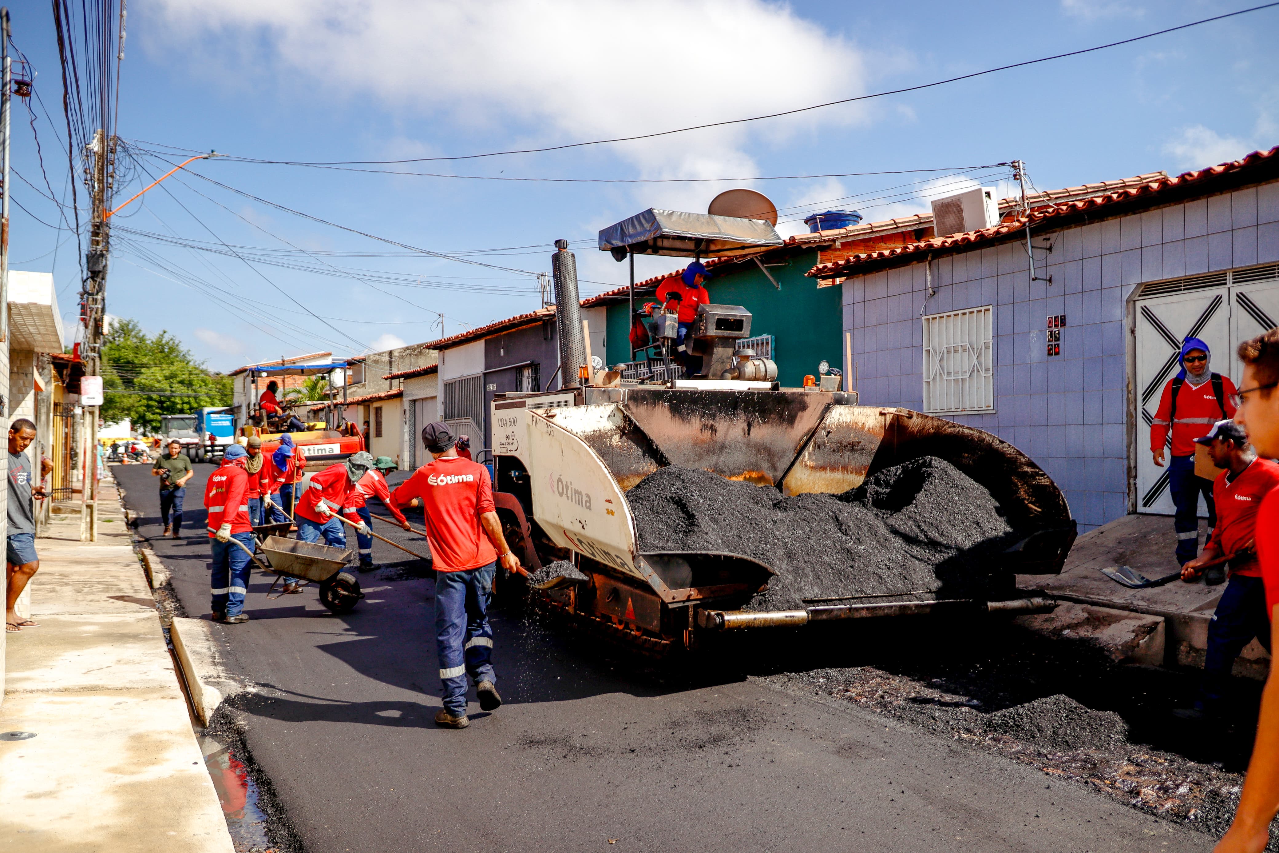 Dr. Pessoa visita obras de pavimentação asfáltica no bairro Promorar