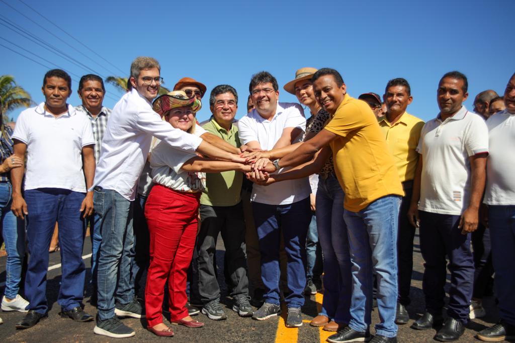 Governador Rafael Fonteles entrega obras e prestigia Festival em São João do Arraial (PI)