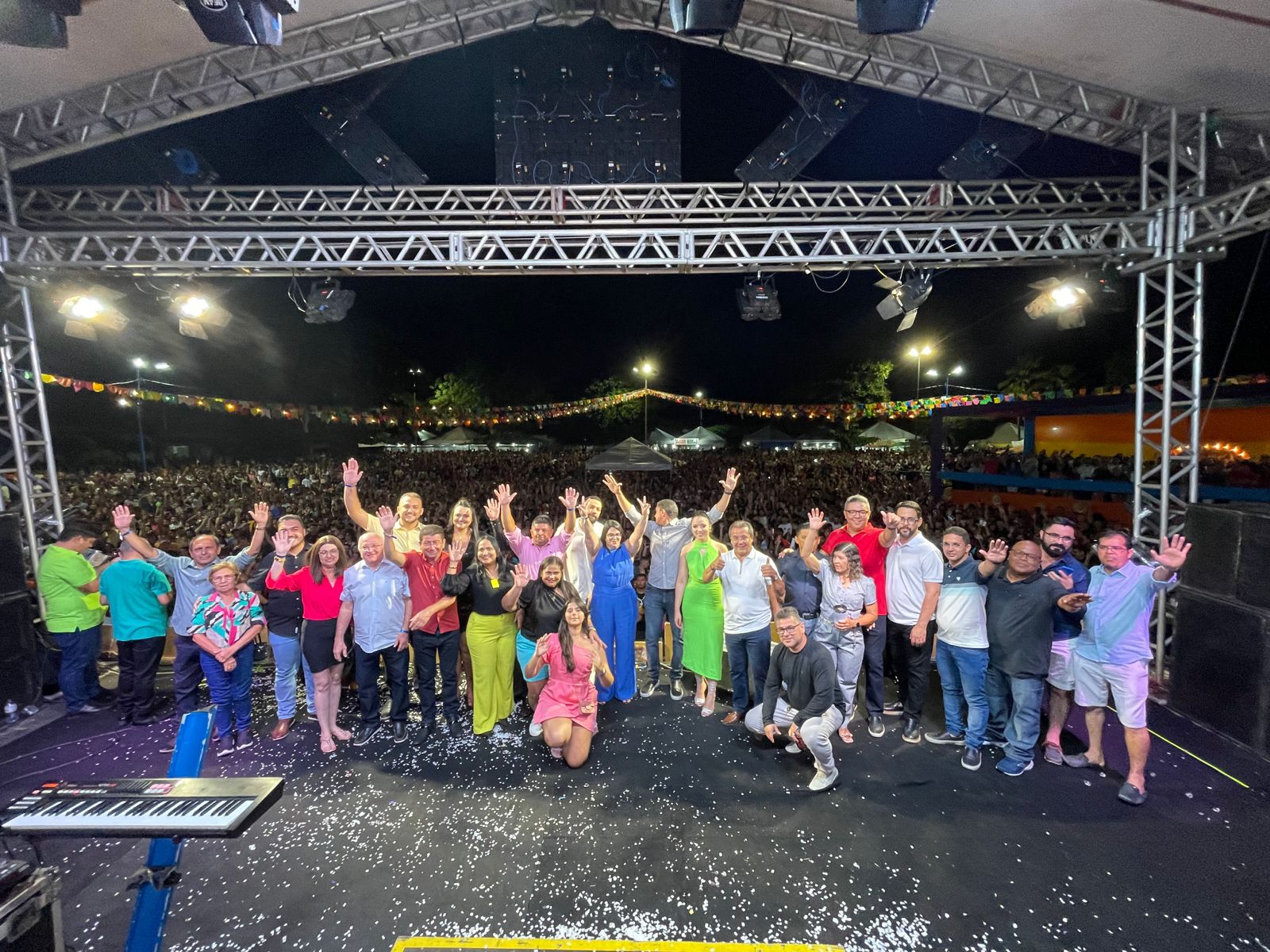 Multidão lota Praça de Eventos no mega show de encerramento da comemoração dos 69 anos de Água Branca