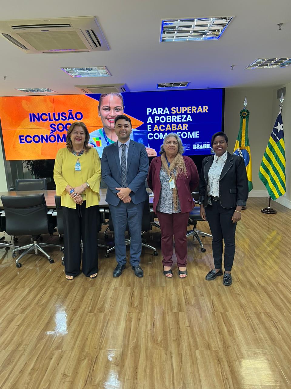 Secretária das Mulheres apresenta projetos a assessores do Ministério do Desenvolvimento Social, em Brasília