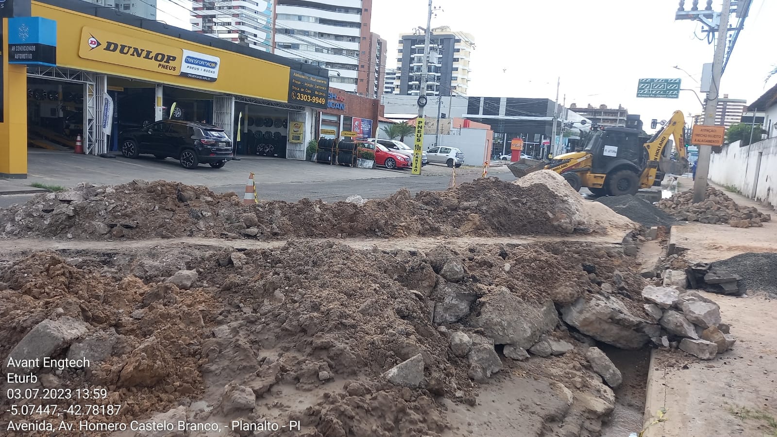 Prefeitura constrói canaleta coberta na Homero Castelo Branco para minimizar impacto aos veículos