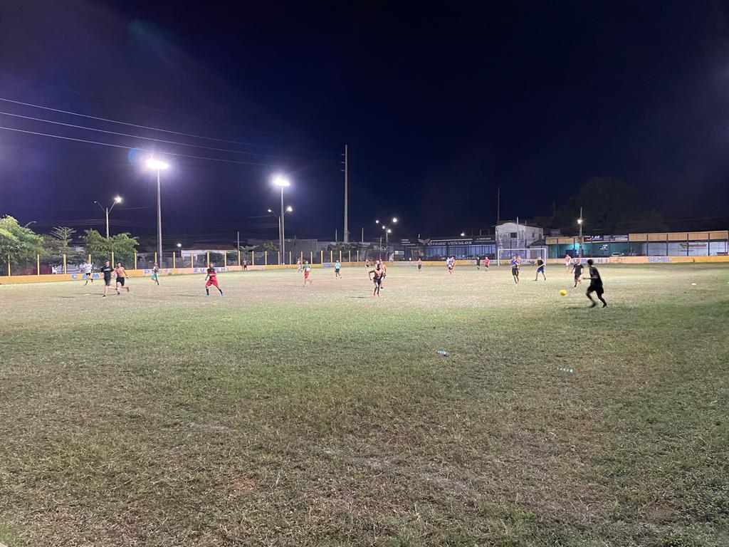 Prefeitura amplia iluminação do campo de futebol da Vermelha com projetores mais eficientes
