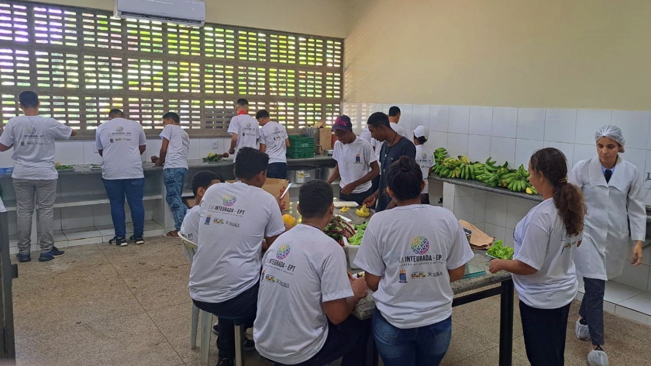 Parceria da Semec com a UFPI oferta cursos profissionalizantes a alunos da EJA