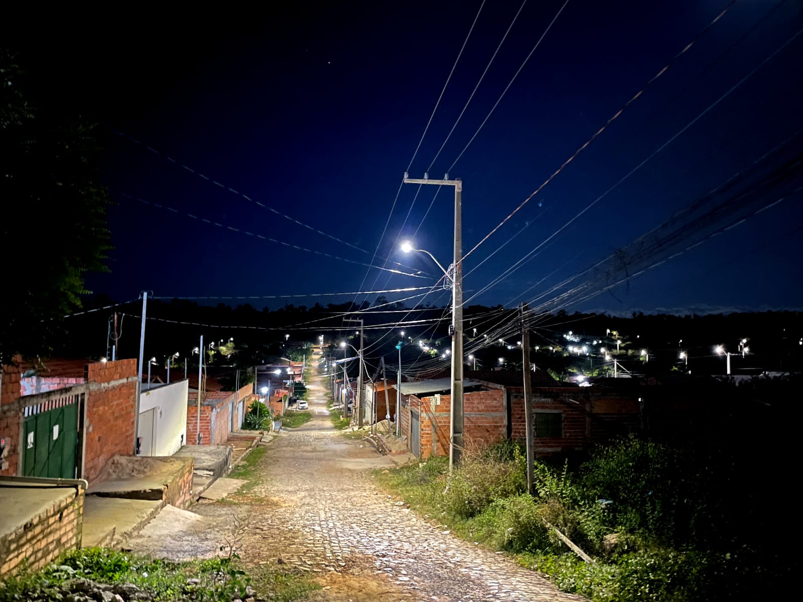 Prefeitura amplia iluminação pública do Conjunto Deus Quer com investimento de R$ 300 mill