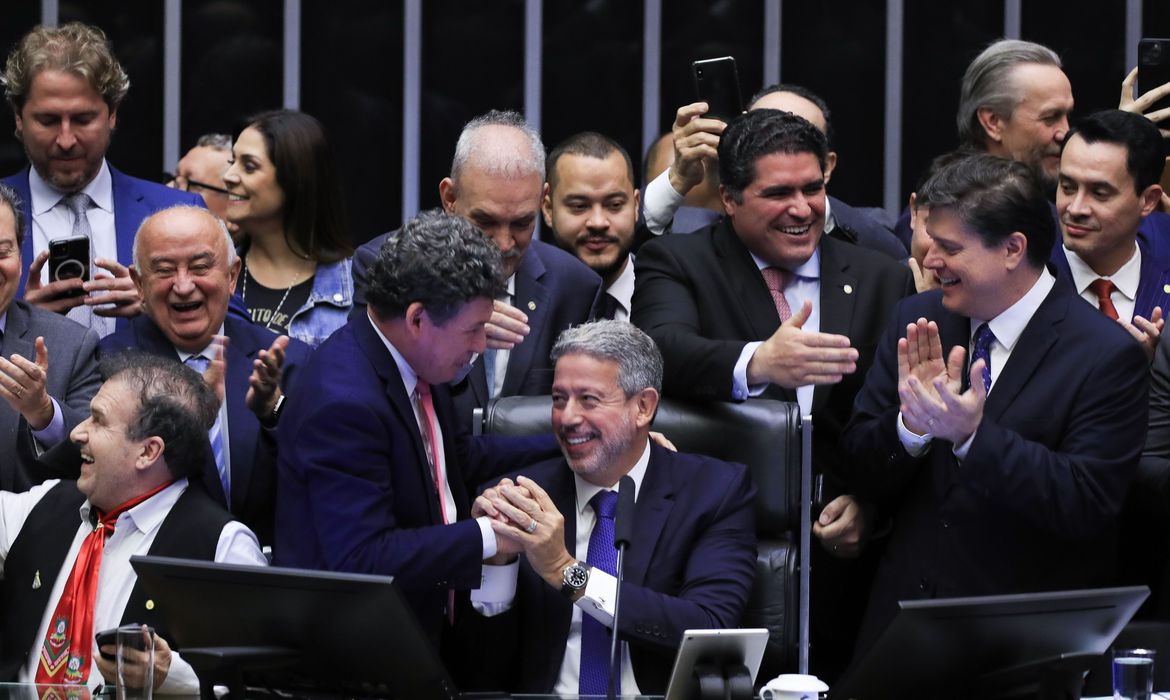 Câmara aprova PEC da reforma tributária por 382 votos a 118
